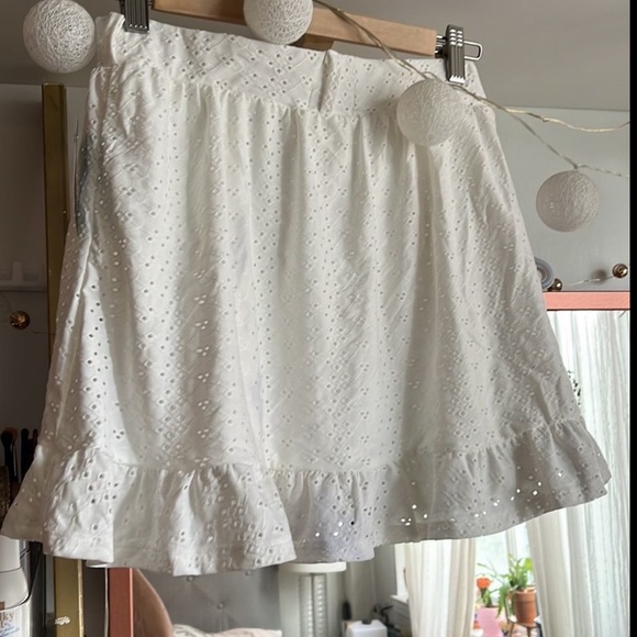 Eyelet ruffled mini skirt - Picture 2 of 7